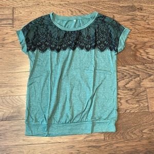 🌸NWOT🌸 Medium Mountain Valley Green & Lace Shirt